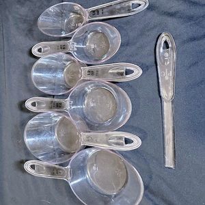 Pampered Chef clear snap-together measuring cup set. Used a few times.